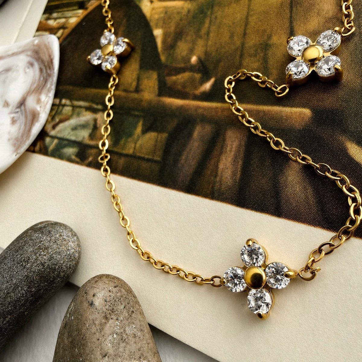 "Callanthé" Multi Flower Charm Necklace in Gold