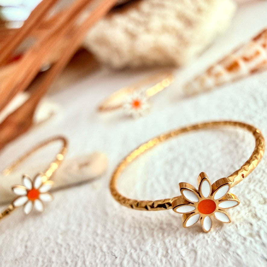 "Daisy Jane" Enamelled Daisy Ring in Gold