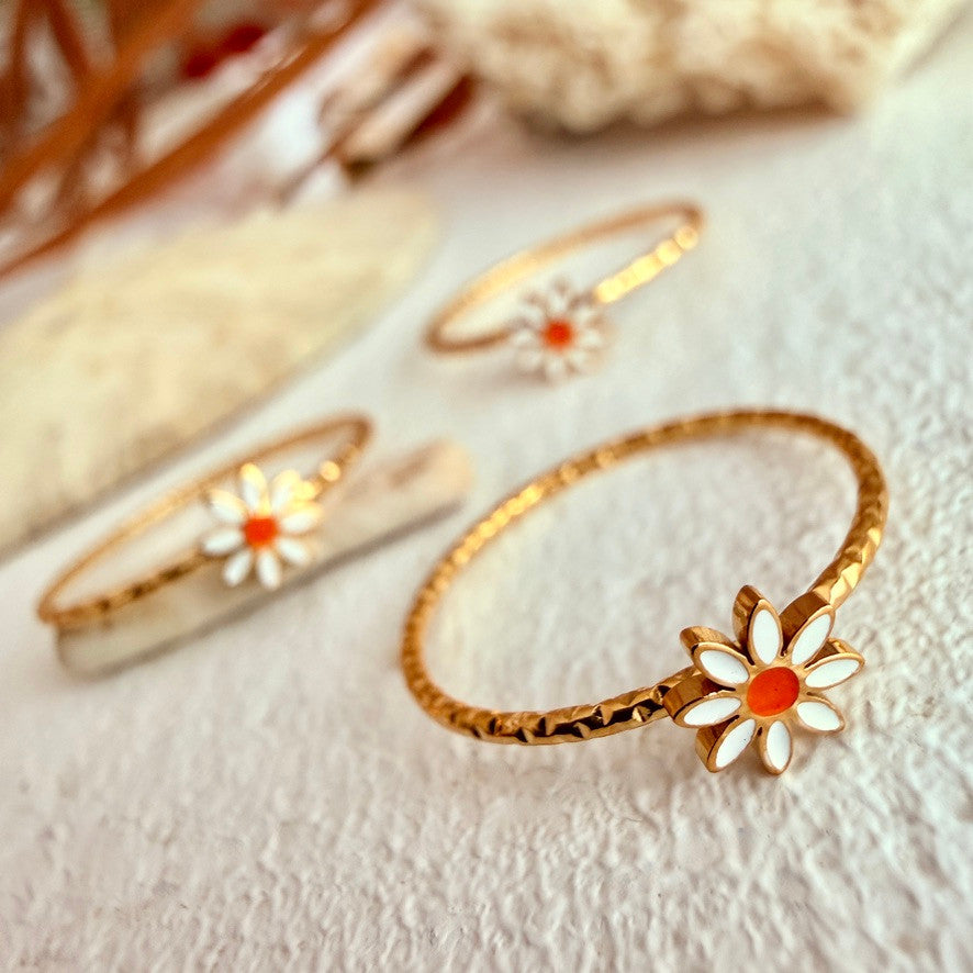 "Daisy Jane" Enamelled Daisy Ring in Gold