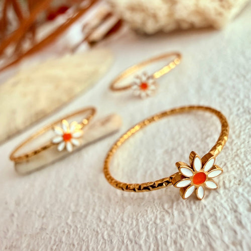 "Daisy Jane" Enamelled Daisy Ring in Gold