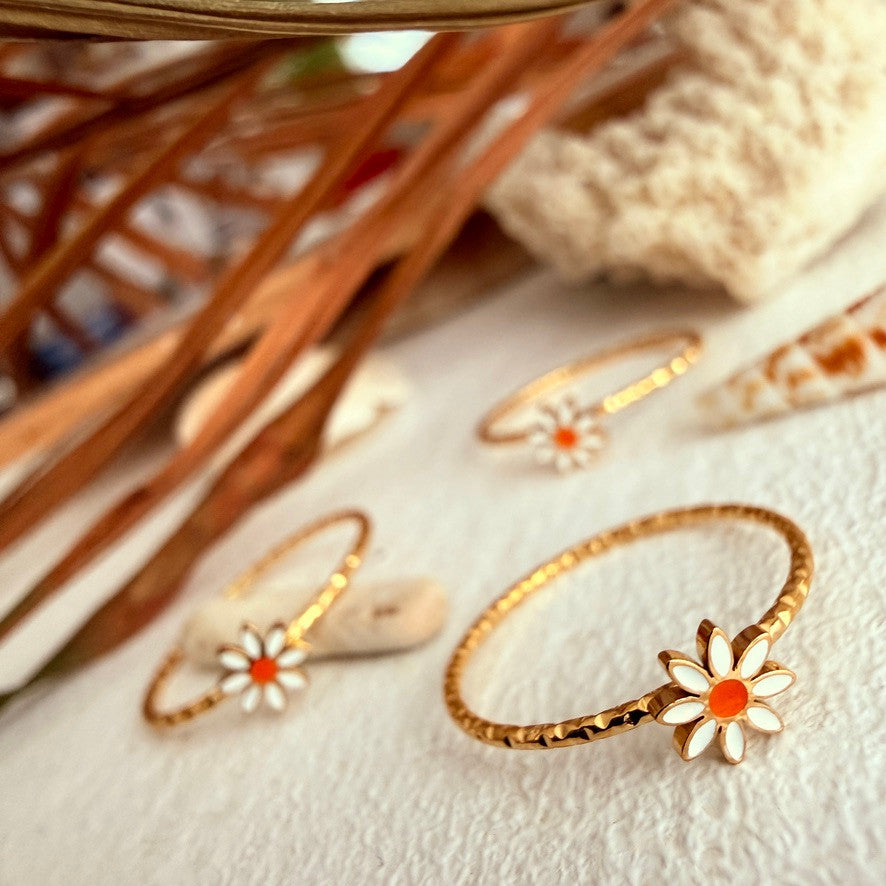 "Daisy Jane" Enamelled Daisy Ring in Gold